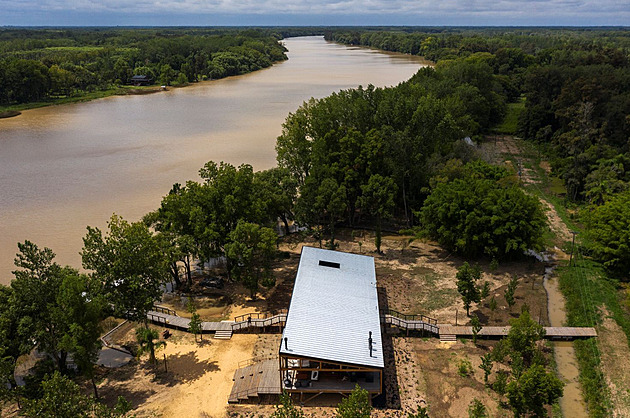 Dům v bažinách je obojživelný. Stojí na kůlech, stoupá a klesá s vodou