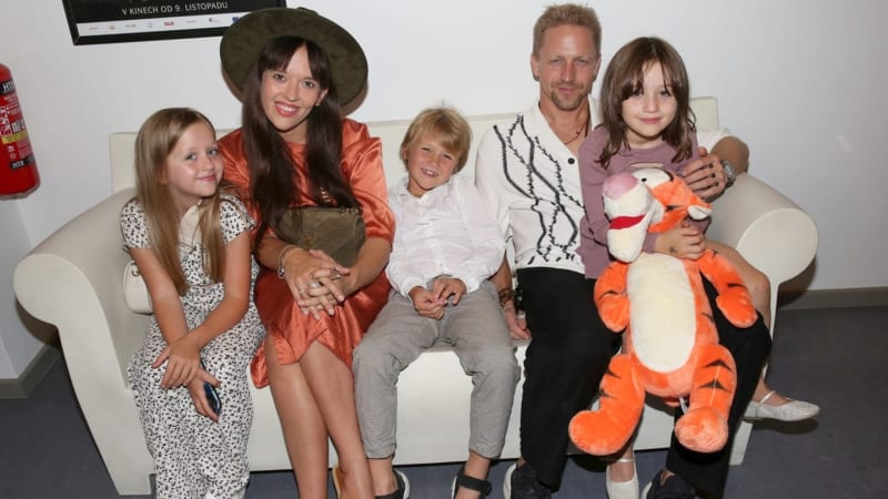 Jsme tradiční rodina, říká Tomáš Klus. Jak s manželkou a dětmi prožijí Vánoce a Silvestr?