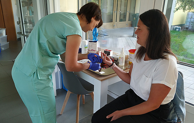 Mobilní odběry krve fungují. Nemocnice získávají dárce, kteří by jinak nepřišli