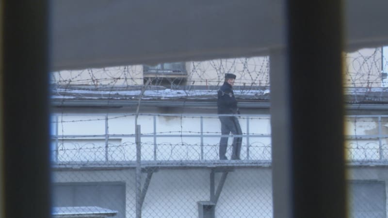 Vězeň ve Valdicích zemřel po zásahu taserem: Dozorci nepochybili, zdroj popsal příčinu smrti