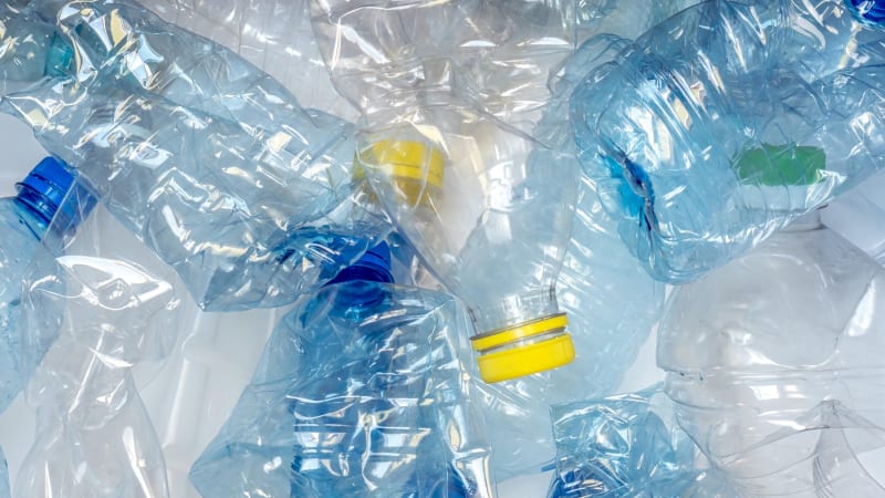 Česku hrozí rapidní nárůst ceny PET lahví: EU nařídila zvýšit podíl recyklovaného plastu