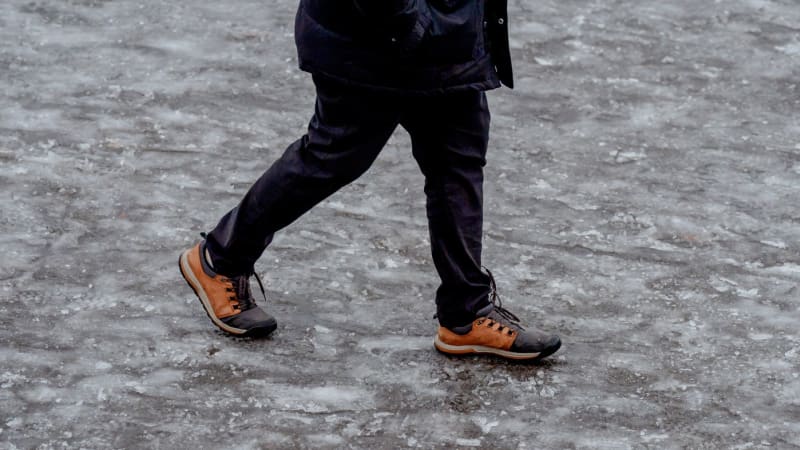 Česko zasáhne mrznoucí déšť, platí VÝSTRAHA. Podívejte se, jak bude u vás