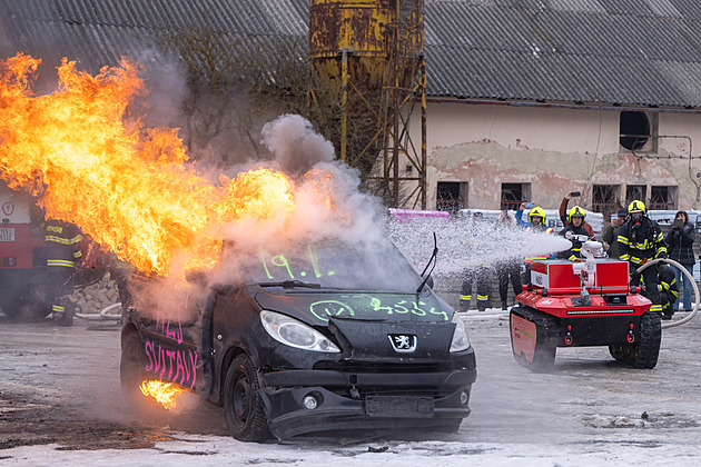 Prokluzoval, ale auto vytáhl. Hasiči testovali nového robota