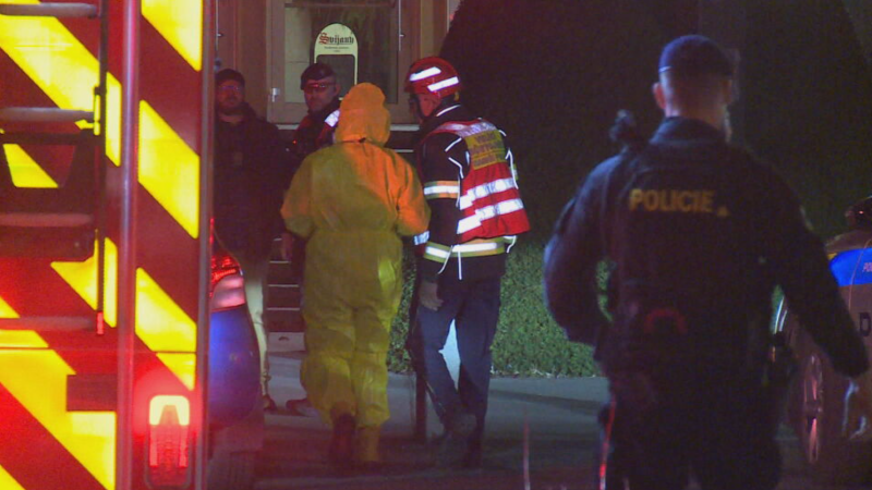 Poplach v Praze: V budově jedné ze škol je hlášena zvýšená radiace. Hasiči provádějí měření