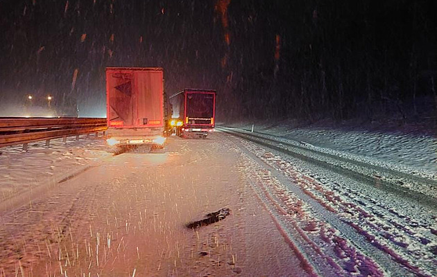 Nenajíždějte na D1, varuje policie na Vysočině. Kraj zasypaly přívaly sněhu