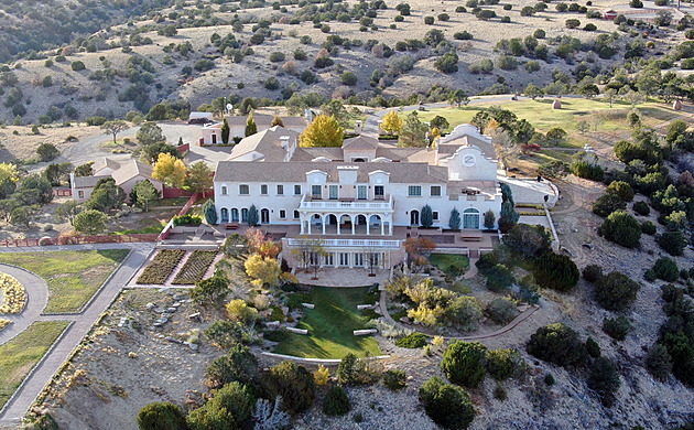 Uškrtili je při sexu a pohřbili u ranče, tvrdí spisy. V USA hledají Epsteinovy oběti