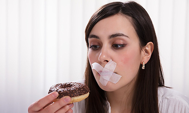 Proč nemůžeme odolat cukru? Co dělá s tělem a jak ho zdravě nahradit