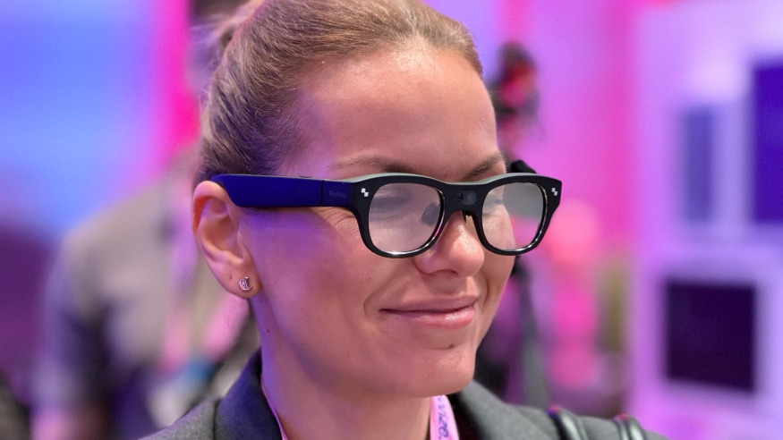 Operátor má umělou inteligenci v brýlích. Umí překládat i vyhledávat věci v reálném čase
