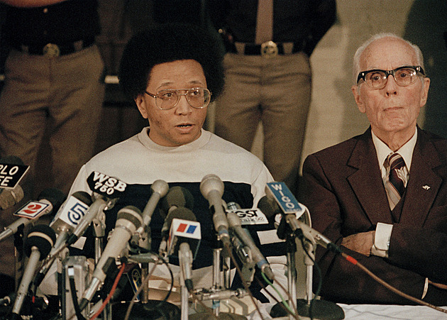 Sliboval, že je dostane mezi hvězdy. Pak vrah z Atlanty děti uškrtil