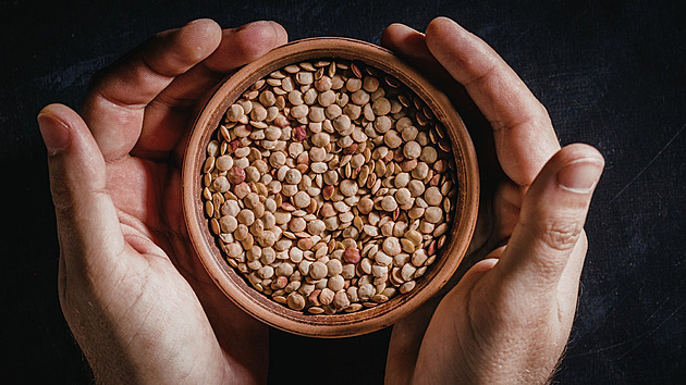 Nenápadná potravina ze spíže, která obsahuje víc bílkovin než vejce. Uvařte si s námi čočku