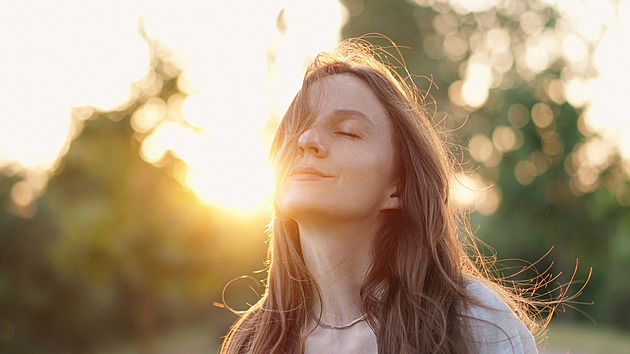Proč je pokožka suchá i na jaře? Roli hraje vítr, slunce i změny teplot