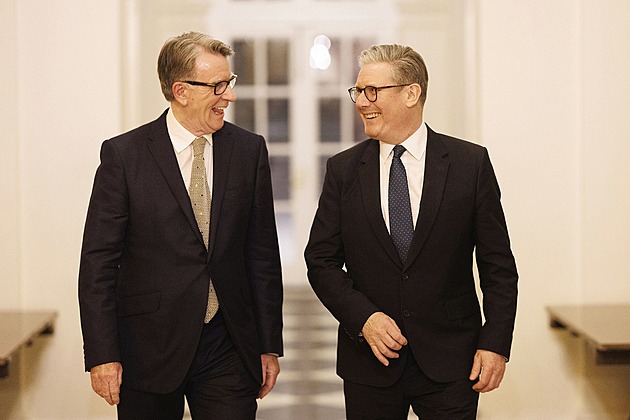 Britský premiér Starmer bojuje o přežití, Epstein mu ze záhrobí podřezává židli