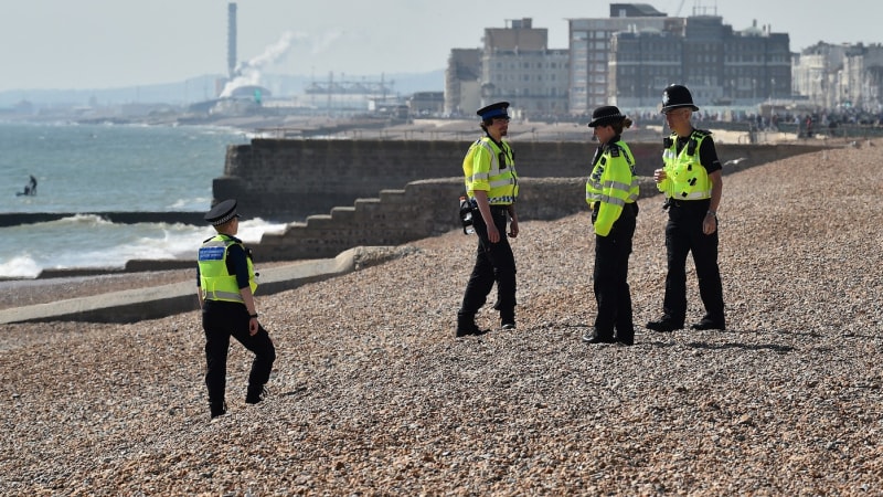 Hromadné znásilnění na pláži i výsměch oběti. Žena u britského soudu popsala napadení migranty