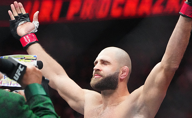 Procházka bude brzy tatínkem. Bojovník sdílel snímky s těhotnou partnerkou