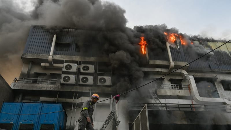 Ohnivé peklo v jihokorejské fabrice: desítky dělníků při požáru utrpěly zranění