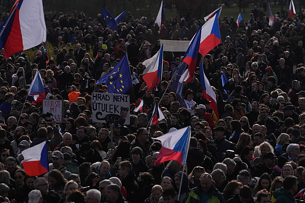 ONLINE: Vítěz voleb je jasný, politiku však určují extremisté,“ řekl na Letné Trojan