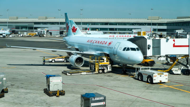 Poplach na letišti v New Yorku: Letadlo se srazilo s hasičským vozem. Na místě zranění