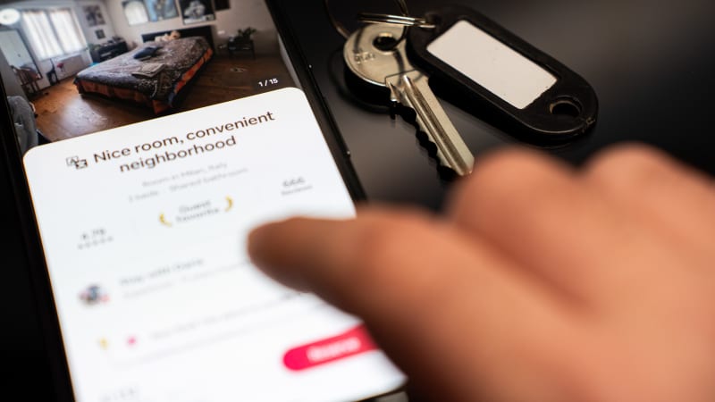 Žena z Floridy se natáčela při močení na vybavení pronajatých domů, videa pak prodávala