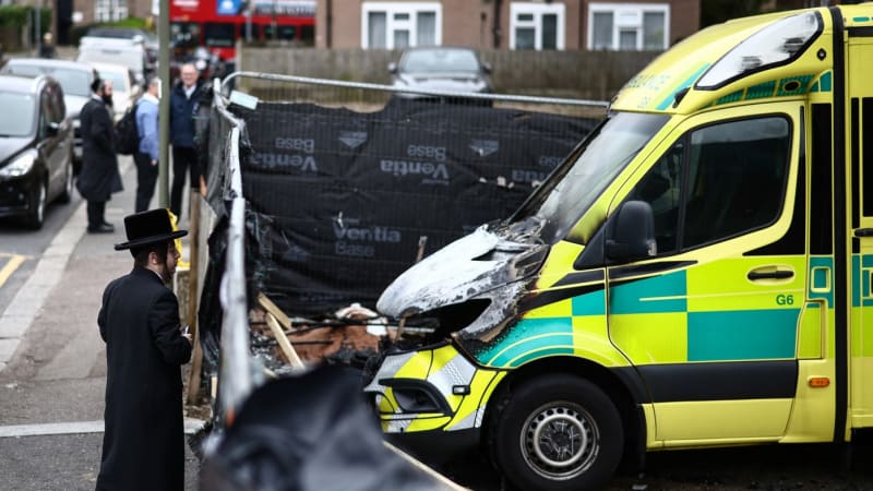 Posun v případu útoků na židovské sanitky: Britská policie zadržela dva muže