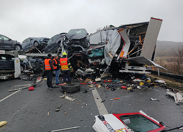 Nehoda kamionů uzavře D8 až do noci, policie z kolony vyvedla auta s dětmi