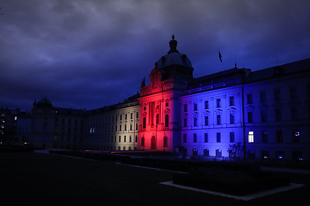 Úřad vlády se rozzářil do barev české trikolory. Upozornil na Den české vlajky
