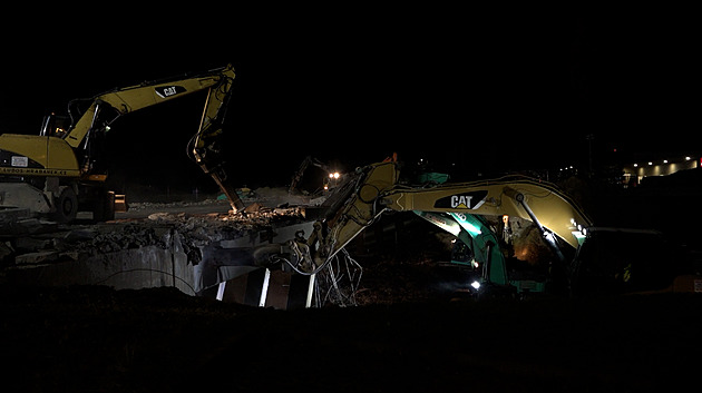 Dálnici D11 u Jiren zavřelo bourání mostu, řidiče čekají objížďky a omezení