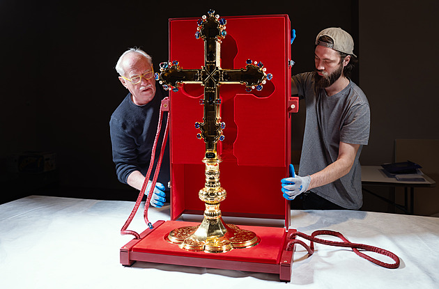 Velikonoční kříž Karla IV. Unikátní relikviář skrývá nejvzácnější sbírku otce vlasti