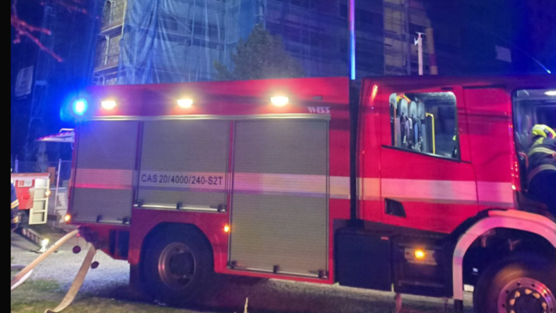 Hoří úřad Městské části Prahy 15: Hasiči kvůli skrytým ohniskům odstranili i části střechy