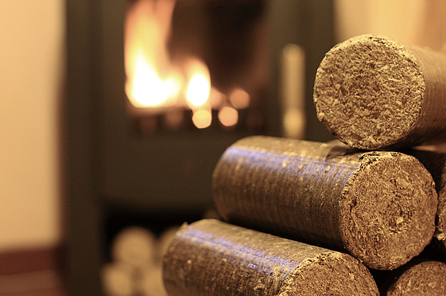 Vytápění dřevem jako alternativa k dražšímu plynu. Jarní slevy však nečekejte