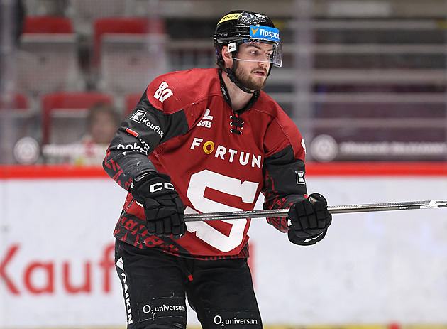 Zadák Seppälä pyká za faul na Kondelíka, Spartě bude v pátém semifinále chybět