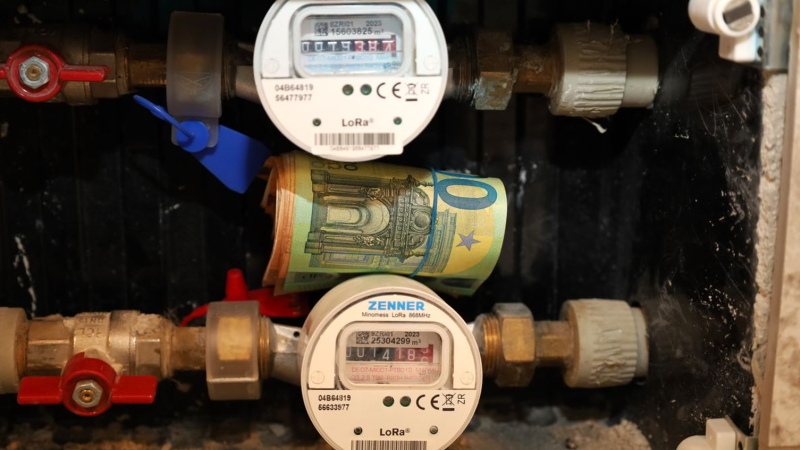 Drogy ukryté ve stropě, tisíce eur za záchodem. Opravář se v nuselském bytě nestačil divit