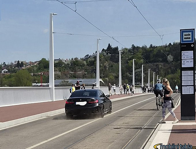 Chyba v navigaci? Dvorecký most přes zákaz hned projelo auto, navíc v protisměru