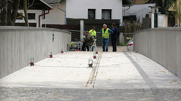 Moc se houpala. Žďárskou lávku mají zkrotit speciální tlumiče, testují ji běžci