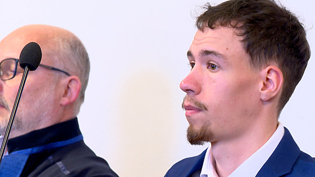 Zamčená seniorka v podpáleném bytě? Mladý soused vinu odmítá, na sirce našli jeho DNA