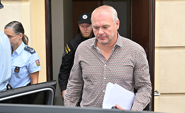 Kauza chomutovského exprimátora bobtná, policie obvinila další lidi a firmy