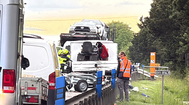 Dodávka srazila lidi měnící kolo. Provoz D11 na Prahu byl několik hodin omezen