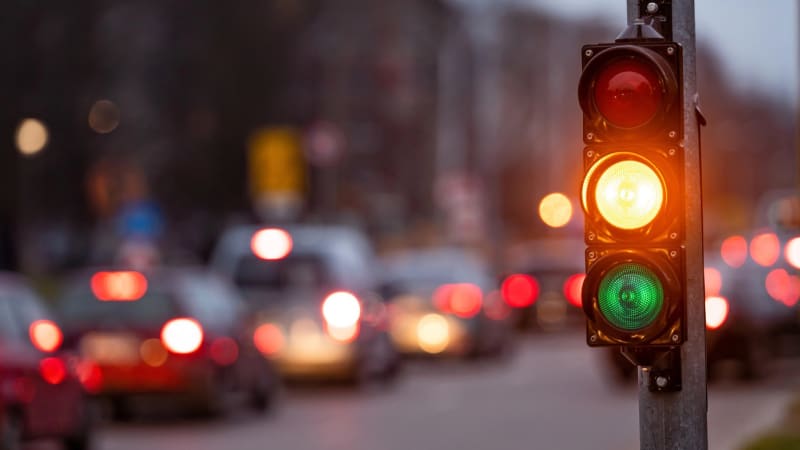 Chytré semafory zkrátí čekání v kolonách. Česko se připravuje na zásadní modernizaci dopravy
