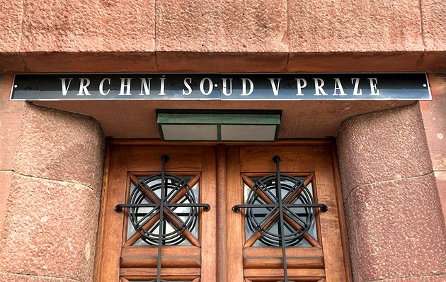 Vyzýval k vystřílení politiků a novinářů. Soud muži zpřísnil podmíněný trest