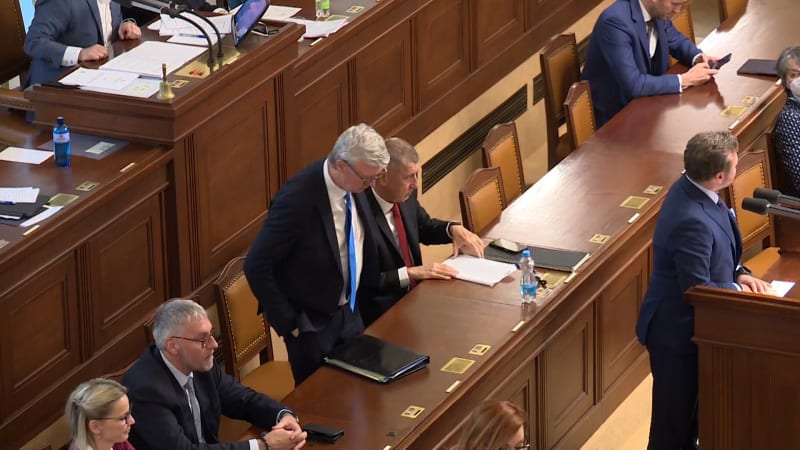 Berou statisíce, absencemi ale nešetří. Někteří poslanci nebyli ani u poloviny hlasování