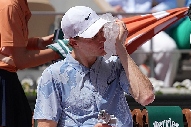 Roland Garros ONLINE: Kopřiva vede. Sinnera sužuje horko, dokončí zápas?