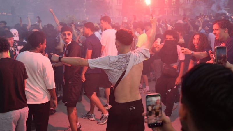 V Paříži po triumfu PSG v Lize mistrů propukly pouliční nepokoje, výtržníci zapalují auta