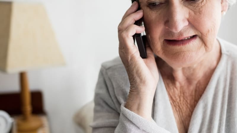 V telefonu jsem slyšela, jak umírá. Žena z Německa popsala podvod, který stál její matku život
