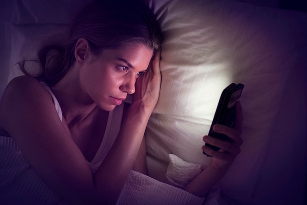 Vrásky z mobilu? Modré světlo a bakterie z displeje ničí vaši pleť