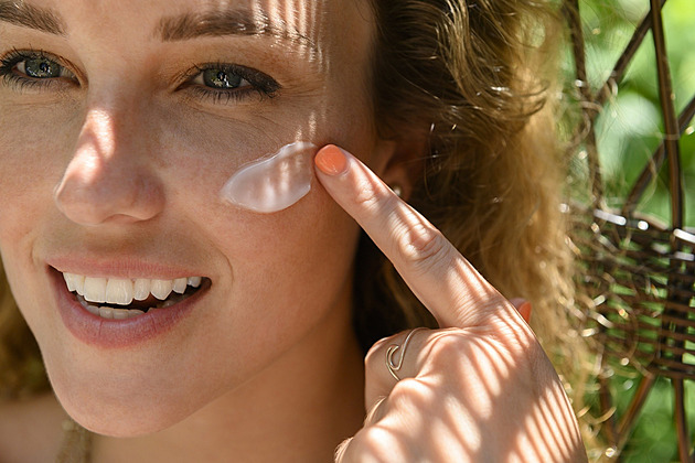 Vyhazujete peníze za drahý SPF 50? Rozdíl oproti „třicítce“ je minimální, prodejci nás tahají za nos