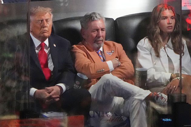 OBRAZEM: Trump, Spider-Man, robot i Hollywood. Na finále NBA dorazil kdekdo