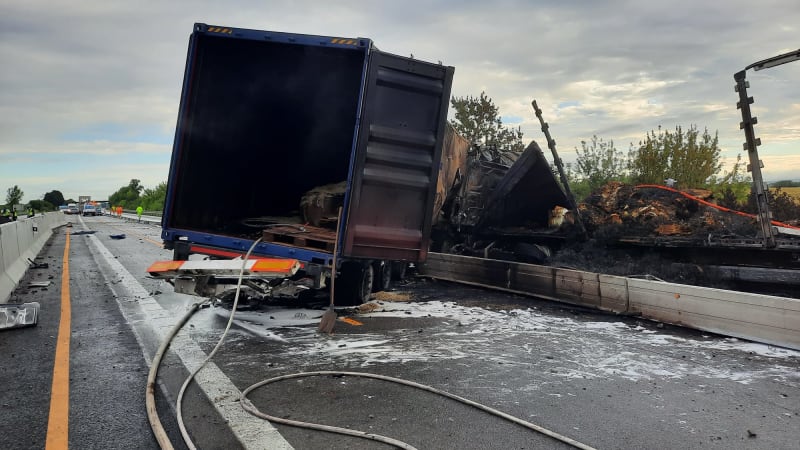 Tragická nehoda kamionů na D2 u Brna: Zemřeli oba řidiči, dálnice byla neprůjezdná