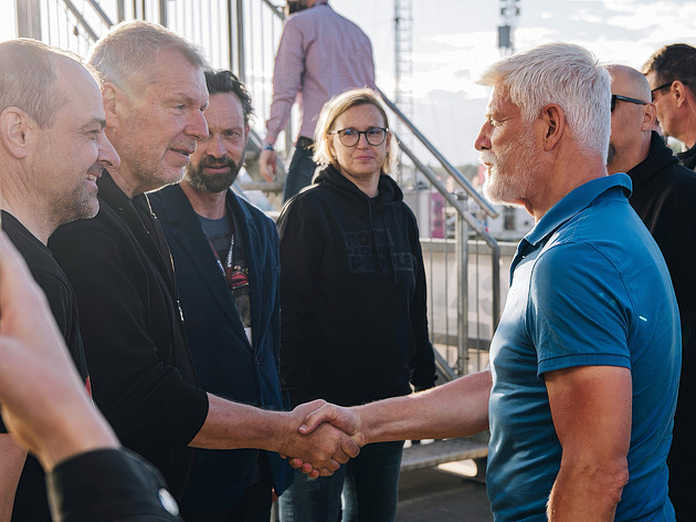 Prezident Pavel zavítal na Iron Maiden,  setkal se i se zpěvákem Dickinsonem