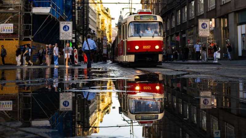 Vážná nehoda v centru Prahy: Tramvaj strhla osobu do kolejiště. Provoz v místě stál