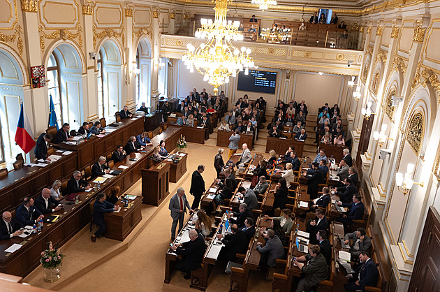 Poslanci budou jednat o změně, která má usnadnit výměnu státních úředníků