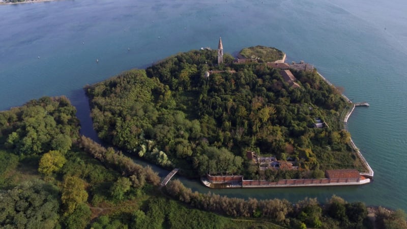 Ostrov smrti u Benátek: Zemřelo zde 160 000 lidí. To, co je pod nohama, dodnes budí hrůzu